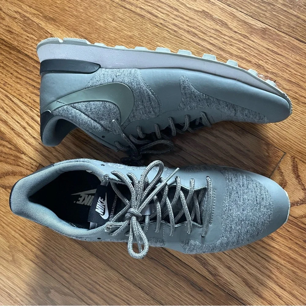 Nike Internationalist Gray Sneakers 9.5